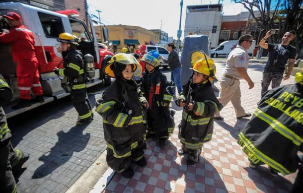 Bomberos convivirán con niños en Lomas de Polanco