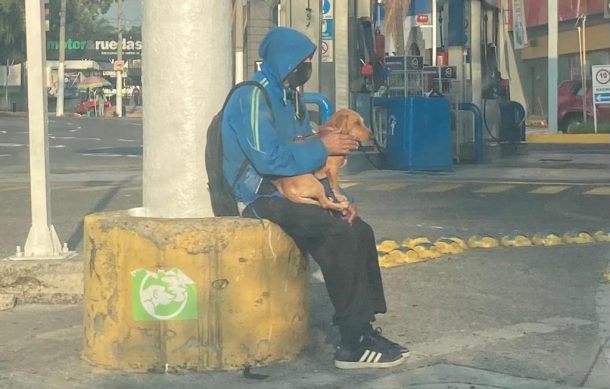 Hombre sobrevive de limosna gracias a su perro