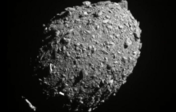 Impactan nave contra asteroide para desviar su trayectoria