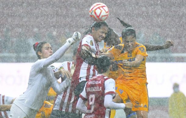 Chivas femenil vence a Tigres y se afianza en el liderato