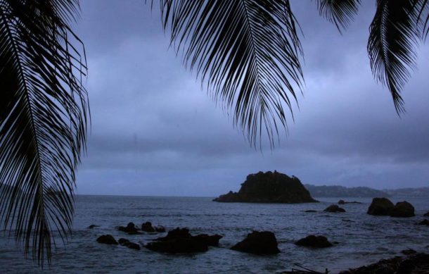 “Kay” toca tierra y se degrada a tormenta tropical