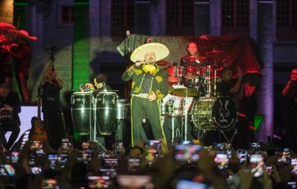 Tapatíos aguantan la lluvia para disfrutar de Pepe Aguilar