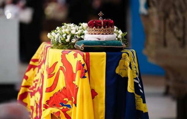 Miles de escoceses se despiden de la Reina Isabel II