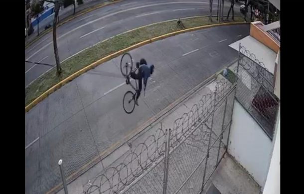 Se registra nueva víctima de cables colgando de postes