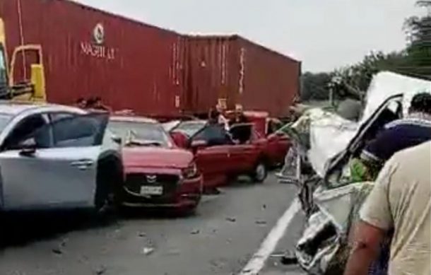 Carambola en autopista Siglo XXI deja siete muertos