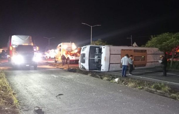 Saldo de nueve heridos deja volcadura en carretera a Morelia