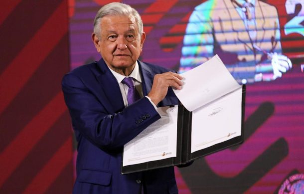 Firman AMLO y empresarios plan para frenar la inflación