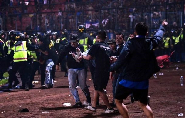 Tragedia en Indonesia enluta al futbol Mundial