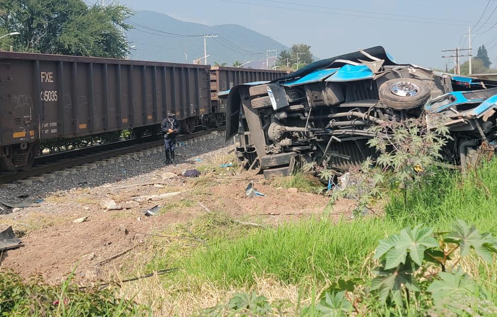 Choque entre ferrocarril y camión deja un muerto Notisistema