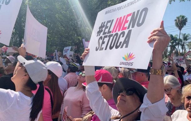Tapatíos se sumaron a la manifestación nacional en defensa del Instituto Nacional Electoral