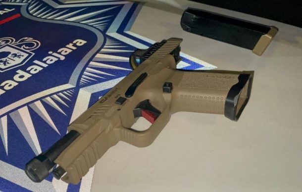 Detienen en columnas de seguridad a hombre con pistola de alta tecnología