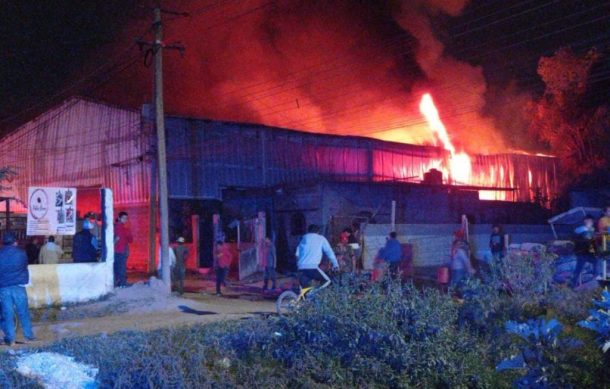 Fuego destruye carpintería en Zapopan