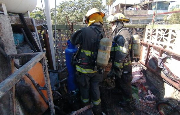 Bomberos sofocan incendio en finca de la Unidad Habitacional Modelo
