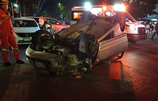 Camioneta que volcó en Vallarta y Chapultepec embistió a dos mujeres