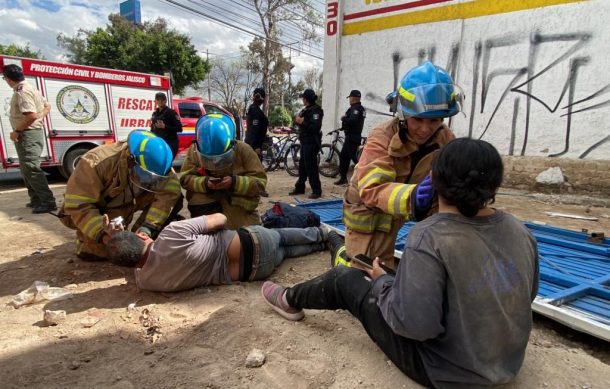 Portón metálico aplastó y lesionó a dos personas en Guadalajara