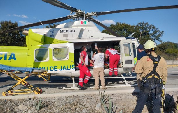 Autobús de pasajeros volcó en la autopista a Tepic, reportan dos muertos