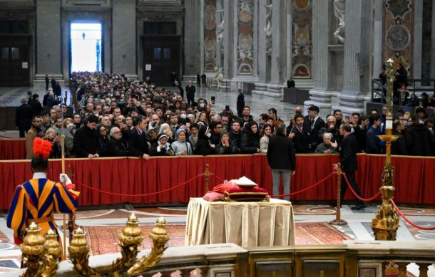 Fieles despiden a Benedicto XVI en la Basílica de San Pedro