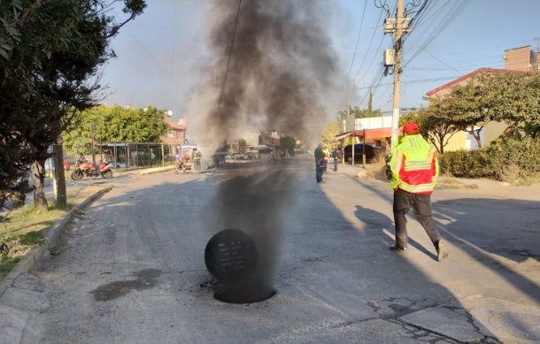 Alcantarillas emanan humo negro en Bosques del Centinela