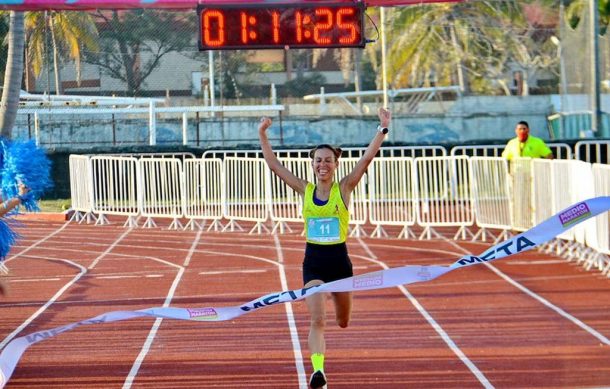 Gana Isabel Oropeza el Maratón de Monterrey con récord