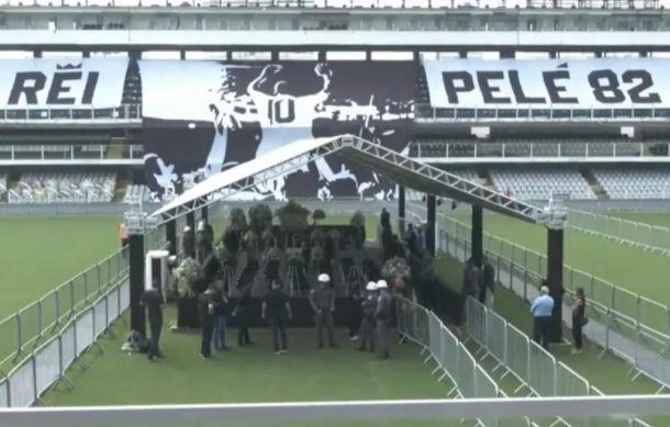 Inician los velorios de Pelé en la cancha del Santos