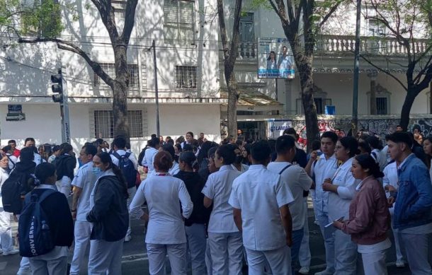 Alumnos de enfermería bloquean avenida Hidalgo