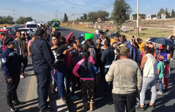 Vecinos de El Mirador bloquean la carretera a El Salto por falta de agua