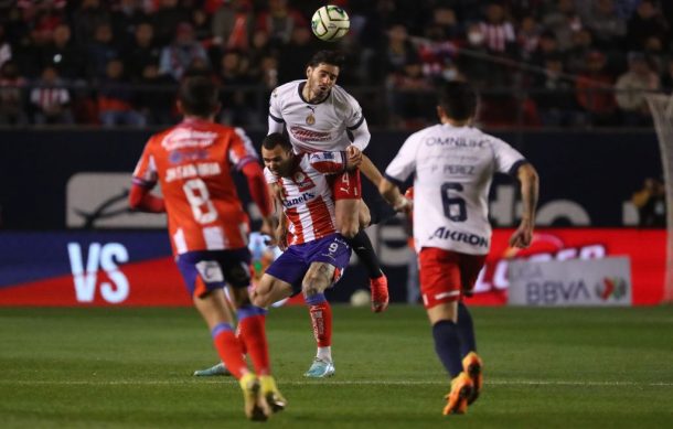 Chivas no puede con San Luis y pierde a Alexis Vega por lesión