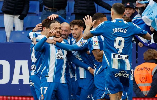Espanyol vence a Betis en juego entre Montes y Guardado