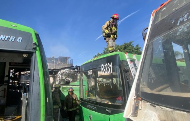 Incendio en pensión consume varios autobuses de transporte público