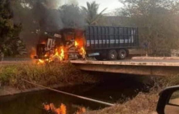 Reportan bloqueos carreteros en Autlán y El Grullo