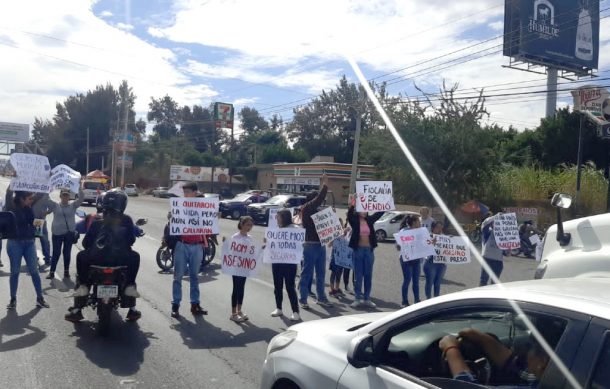 Familiares de adolescente fallecida bloquean carretera a Chapala; exigen se investigue el caso