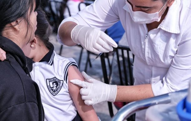 Aplican en una semana 2 mil 500 vacunas anti-Covid en escuelas de Jalisco