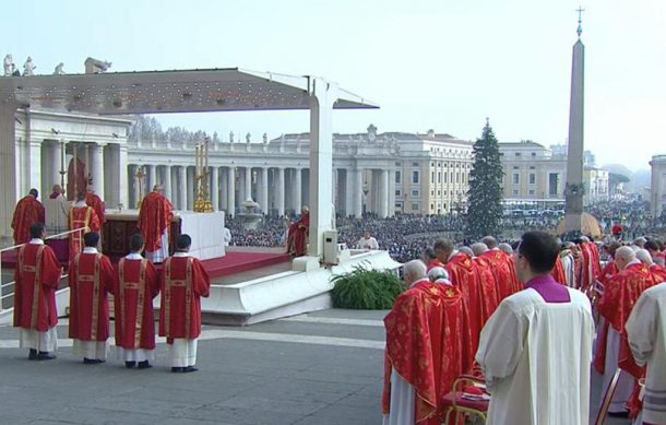 Asisten 50 mil personas a funerales de Benedicto XVI