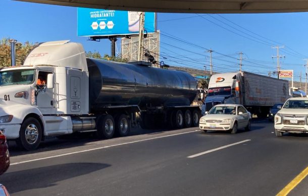 Participan más de 100 vehículos en manifestación transportista