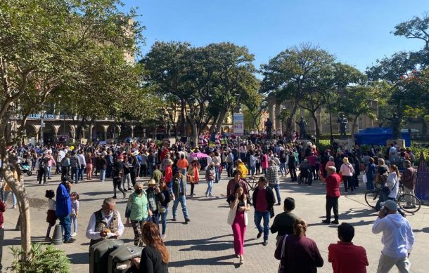 Cientos de personas asisten a las mañanitas de Guadalajara