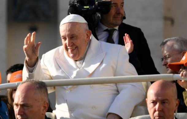 Papa Francisco sería dado de alta este sábado