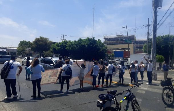 Familiares de dos desaparecidos en Tlajomulco bloquean la Calzada Independencia