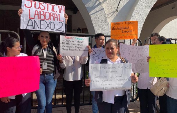 Protestan en Casa Jalisco trabajadores despedidos del sector salud