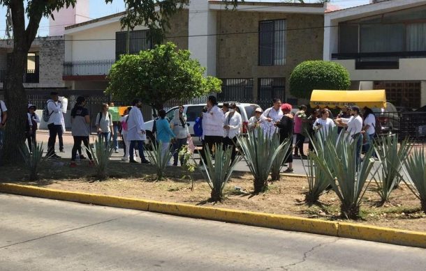 Trabajadores de Salud se manifiestan en Casa Jalisco