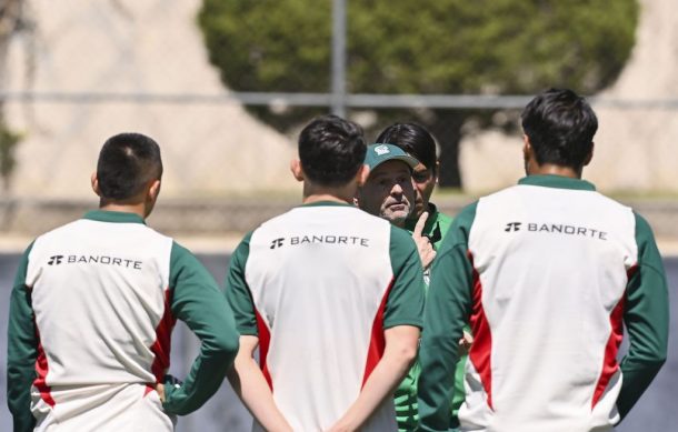“Santi” Giménez será titular en el juego de México Vs Surinam