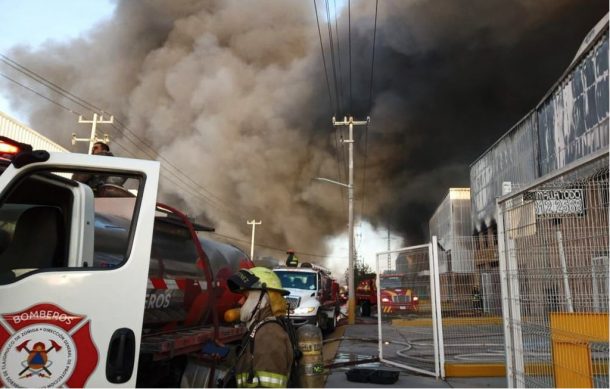 Incendio devasta bodegas en nave industrial de Tlajomulco