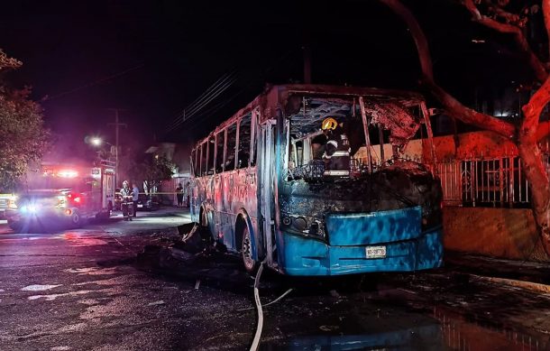 Fuego devasta autobús de transporte de personal en la colonia Auditorio