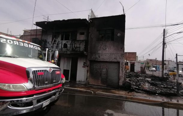 Rescatan a tres personas de incendio de la colonia Echeverría