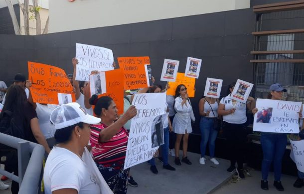 Exigen localización de tres jóvenes y bloquean avenida López Mateos