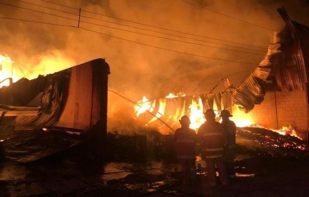 Incendio consume bodegas de tarimas en Tlajomulco