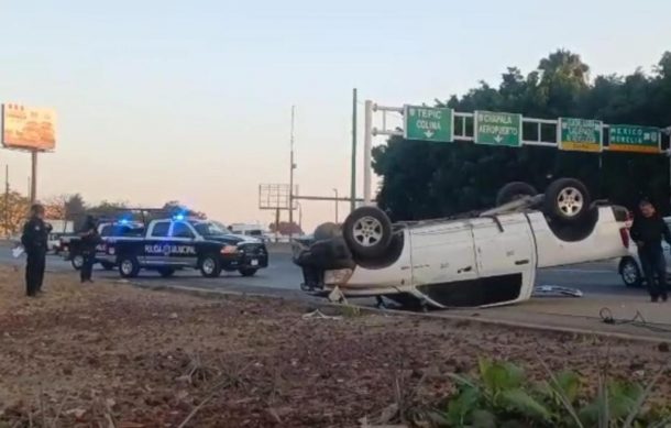 Abandonan camioneta blindada que volcó en autopista a Los Altos