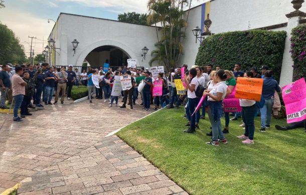 Protestan en Casa Jalisco trabajadores de manufacturera de Juanacatlán