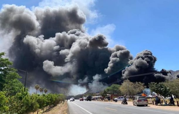 Se registra fuerte incendio en chatarrera de Etzatlán