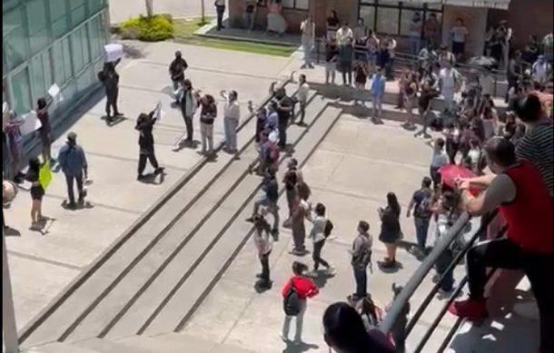 Estudiantes del CUCSH piden resolver problemática en el Centro Universitario de La Normal