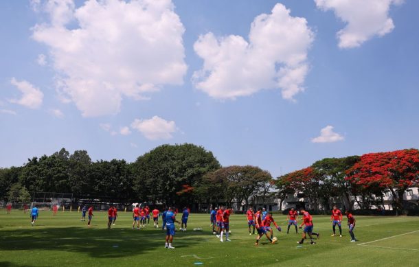 Que Chivas llegará mas maduro al Clásico ante América en semifinales, dice Paunovic